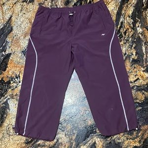 Athletic works capri light weight, zip pockets, elastic waist, drawstring cuffs.
